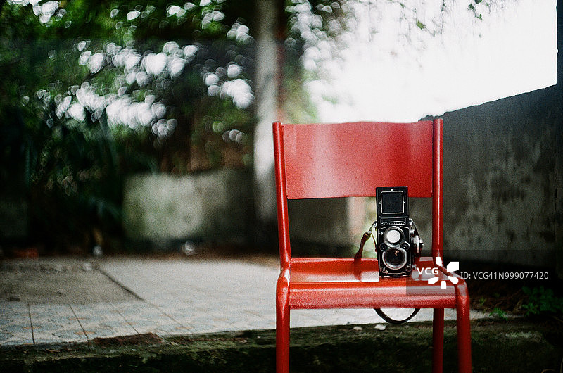 椅子上的复古中画幅相机图片素材