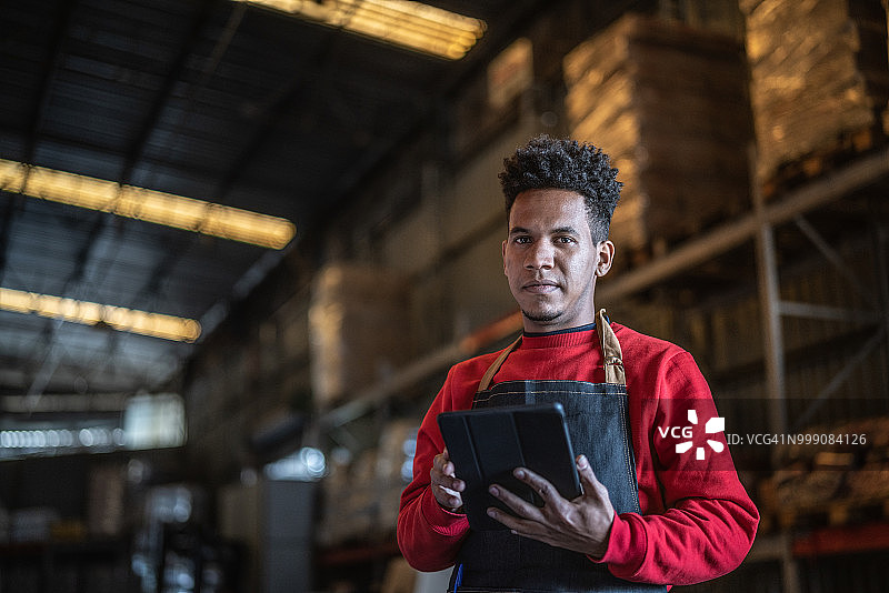 在仓库工作的男人图片素材