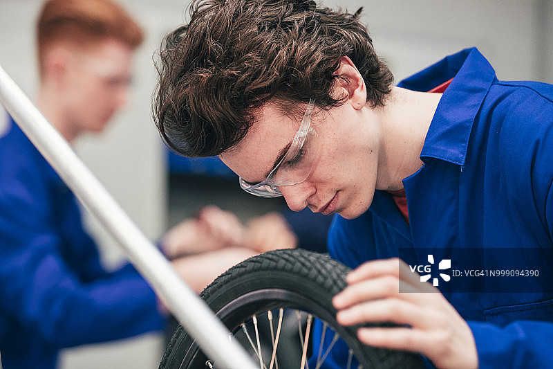 在工程车间工作的年轻男人图片素材
