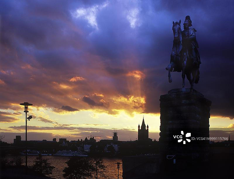 德国科隆夜景：从杜茨区看大圣马丁教堂、威廉一世骑马雕像、科隆大教堂和霍亨索伦桥图片素材
