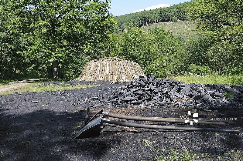 德国北莱茵-威斯特法伦州锡根-维特根施泰因区瓦尔珀斯多夫的新鲜木炭和新堆图片素材