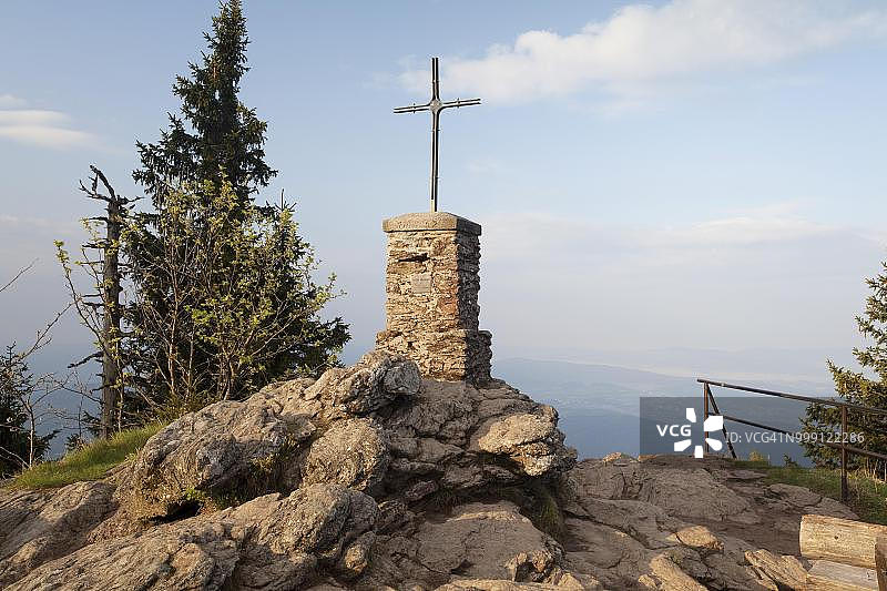 德国巴伐利亚州拜rischer Wald国家公园Grosser Falkenstein山顶十字架图片素材