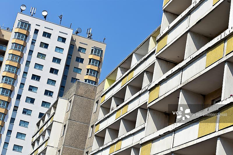 德国勃兰登堡州波茨坦的翻新和未翻新的板式建筑或大型面板系统建筑图片素材