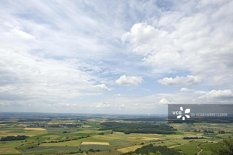 德国巴伐利亚施韦因富特地区施泰格瓦尔德山扎贝尔施泰因山景观，远处是格拉芬莱因费尔德核电站图片素材