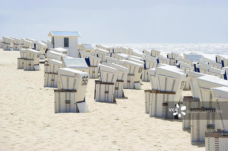 叙尔特岛韦斯特兰海滩上的带顶棚柳条沙滩椅，石勒苏益格-荷尔斯泰因州，德国图片素材