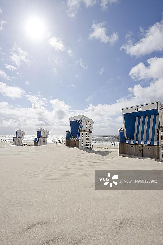 叙尔特岛韦斯特兰海滩上的带顶棚柳条沙滩椅，石勒苏益格-荷尔斯泰因州，德国图片素材