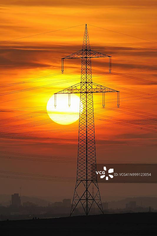 斯图加特附近的输电线和电力塔（德国巴登-符腾堡州）图片素材
