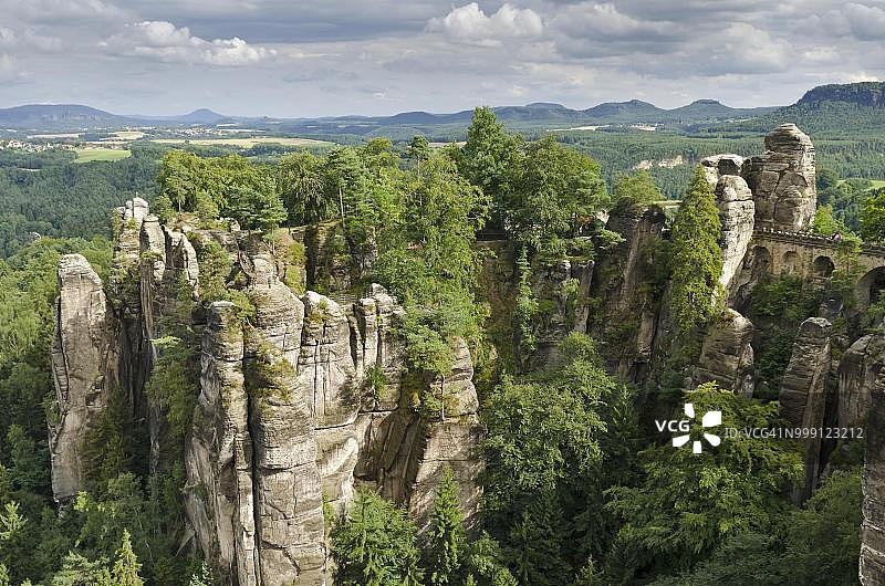 德国萨克森州厄尔士砂岩山脉的巴斯泰岩石和桥梁景观图片素材