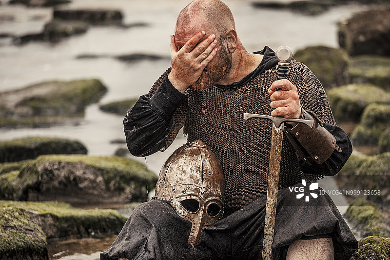 寒冷海边手持武器的喋血中世纪战士图片素材