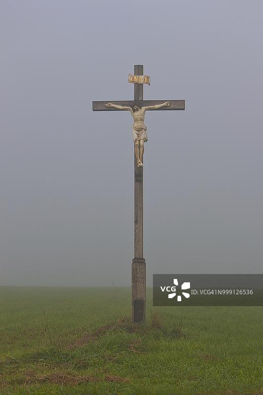 德国巴伐利亚州施塔费尔湖的雾中十字架图片素材