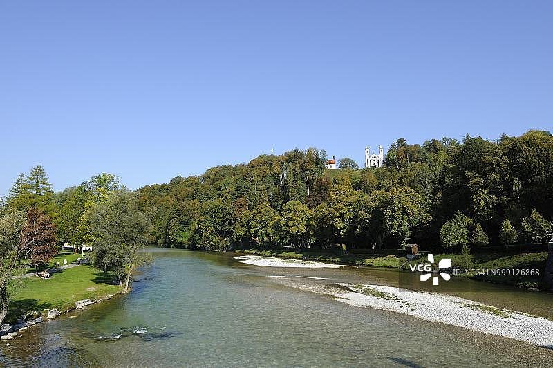 巴特特尔茨附近的伊萨尔河风光，含教堂，德国巴伐利亚州图片素材