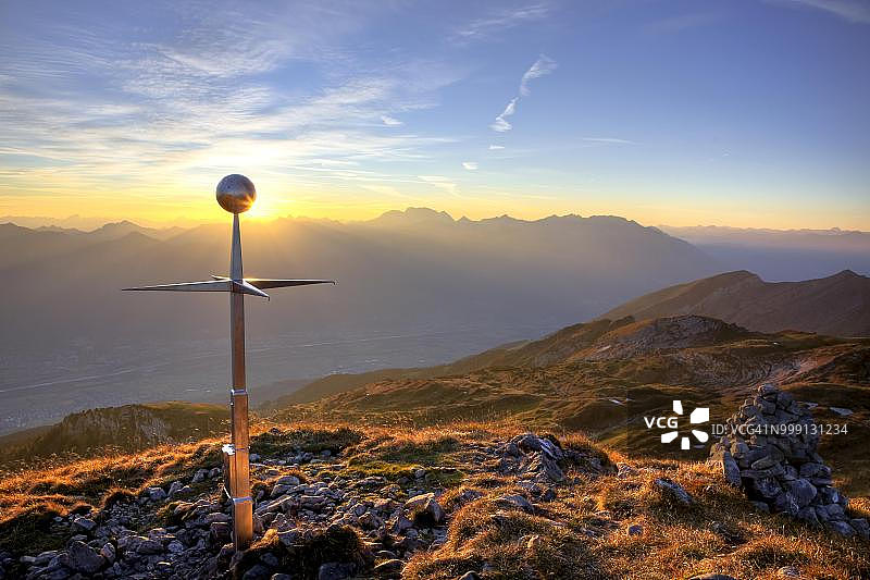 瑞士阿尔卑斯山脉，秋季莱茵河谷上方马格尔科夫山顶的十字架图片素材