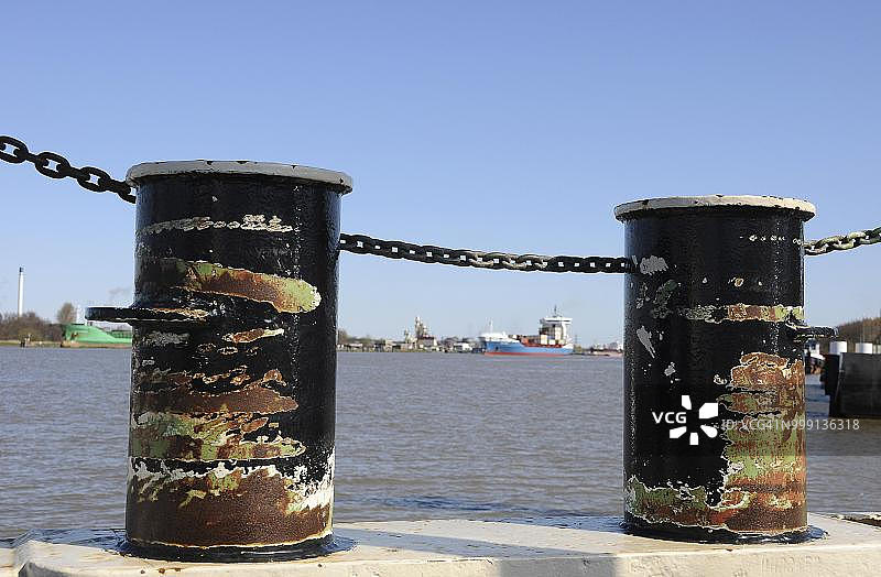 德国石勒苏益格-荷尔斯泰因州不伦斯比特尔基尔运河系缆桩图片素材