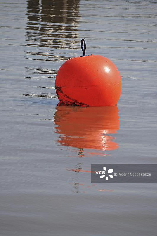德国石勒苏益格-荷尔斯泰因州基尔运河的红色浮标图片素材