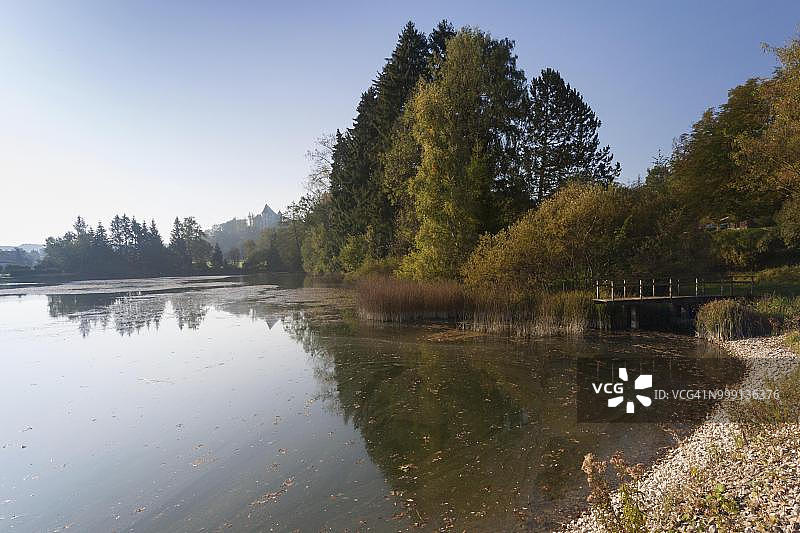 德国巴伐利亚阿尔高巴特格罗宁巴赫的天然室外游泳池晨曦图片素材