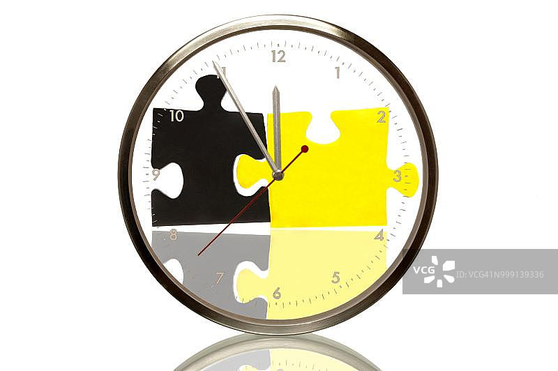 带有黑黄色拼图的时钟，差5分12点，象征德国执政联盟图片素材