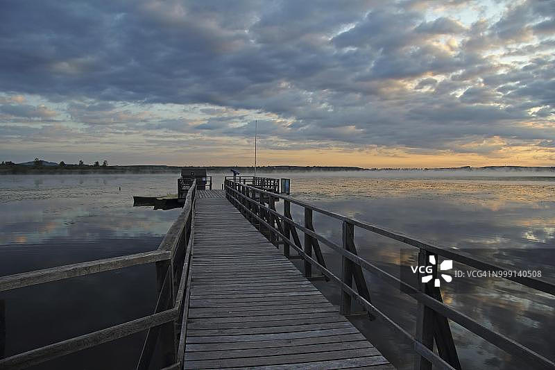 德国费德尔湖栈桥清晨云景图片素材