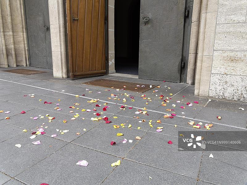 婚礼后阿格内斯教堂前的玫瑰花瓣图片素材