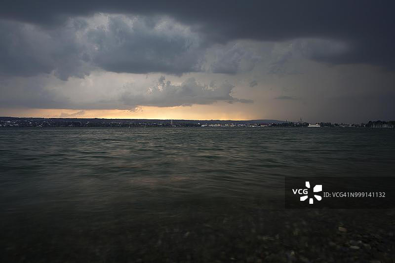 德国康斯坦茨附近康斯坦茨湖上空的暴风雨天空图片素材