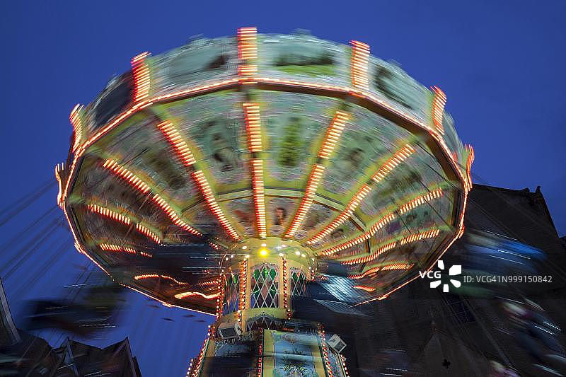 德国北莱茵-威斯特法伦州索斯特圣徒集市的旋转飞椅图片素材