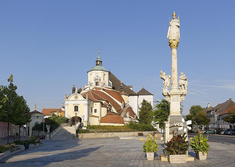 奥地利布尔根兰州埃森施塔特的卡尔瓦里山教堂或海顿教堂和圣母柱图片素材