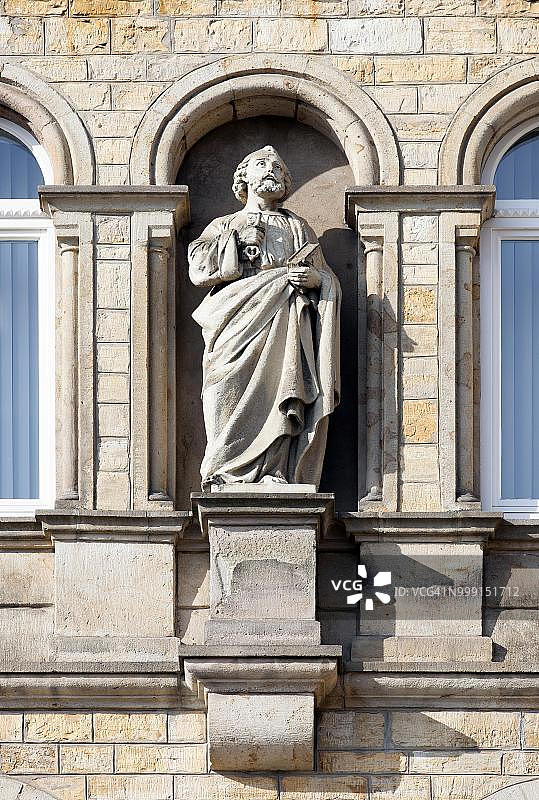 奥斯纳布吕克神学院的圣徒雕像，下萨克森州，德国图片素材
