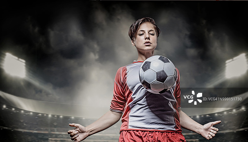 长发足球运动员在体育场救球图片素材