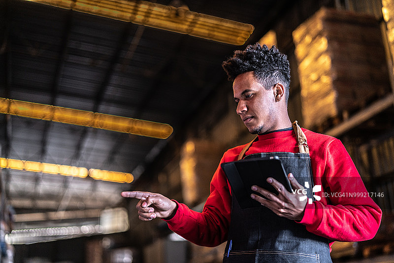 在仓库工作的男人图片素材