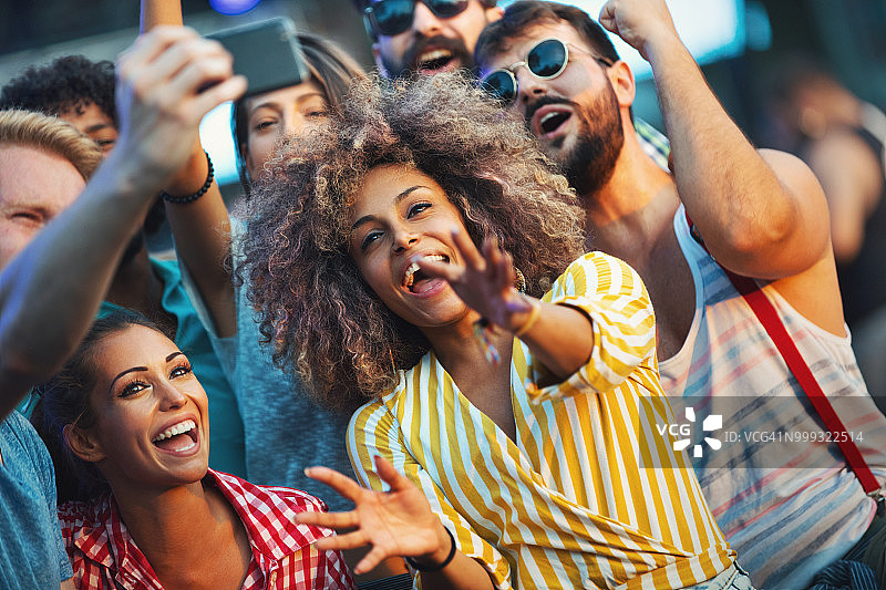 朋友们自拍图片素材