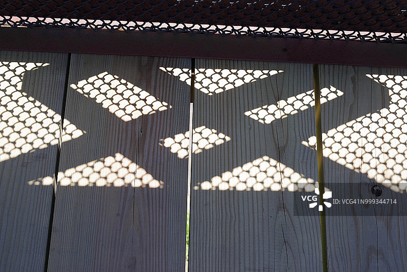 桥上的机器人身影图片素材