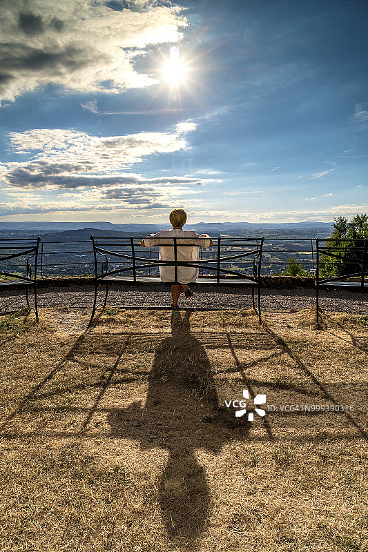 坐在威尔士蒙茅斯长椅上欣赏风景的女人图片素材