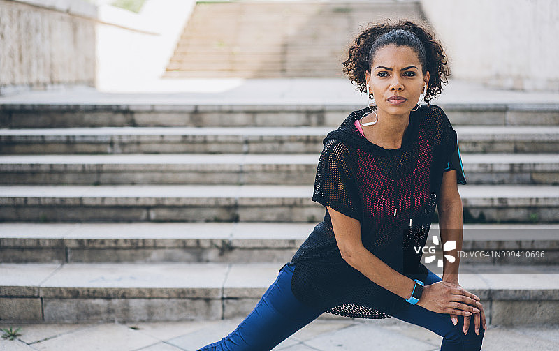 户外热身的年轻女运动员图片素材