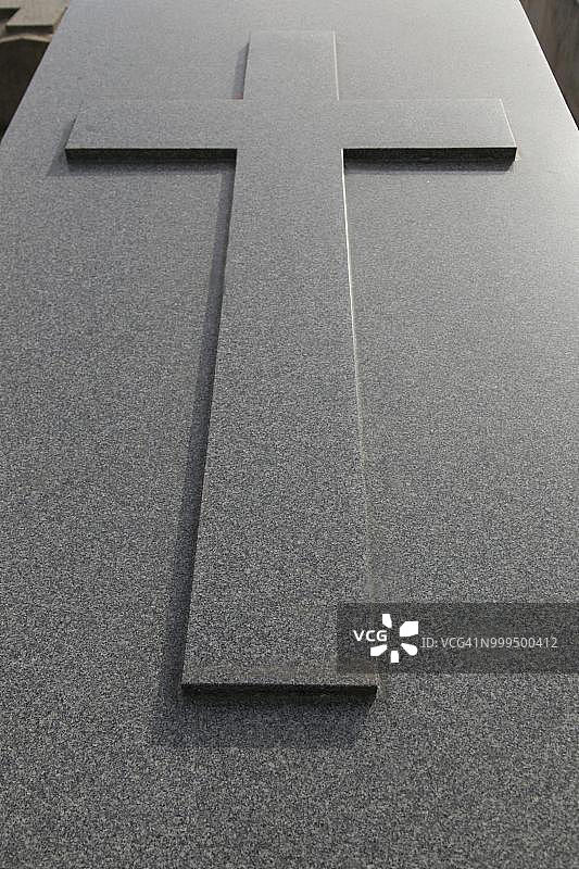 法国巴黎拉雪兹神父公墓的十字墓碑图片素材