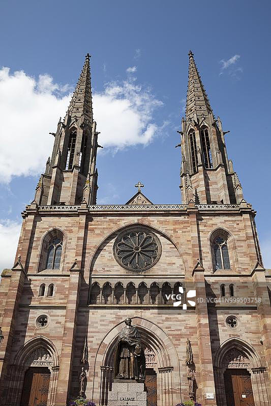 法国阿尔萨斯奥伯奈的圣彼得和保罗新哥特式教堂图片素材