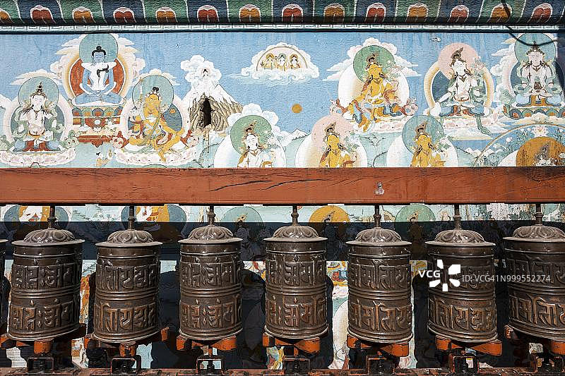 尼泊尔加德满都博达哈大佛塔的祈祷轮图片素材
