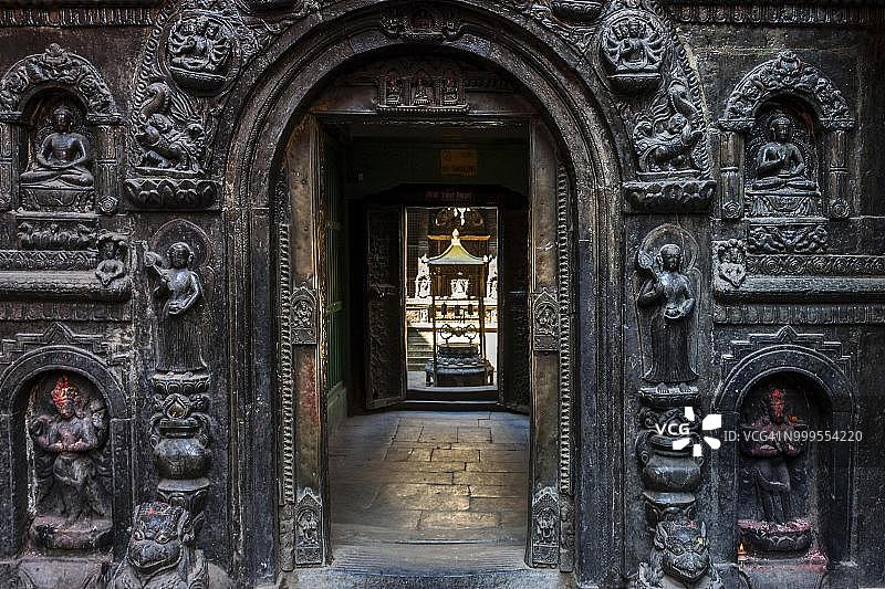 尼泊尔帕坦金庙Kwa Bahal佛教寺院入口图片素材