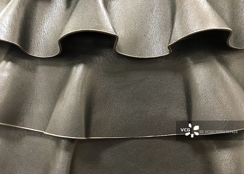 灰金色褶皱皮革包图片素材
