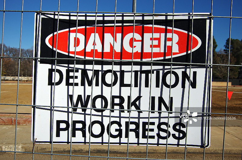 施工现场围栏上的“危险：拆除工作正在进行中”标志图片素材