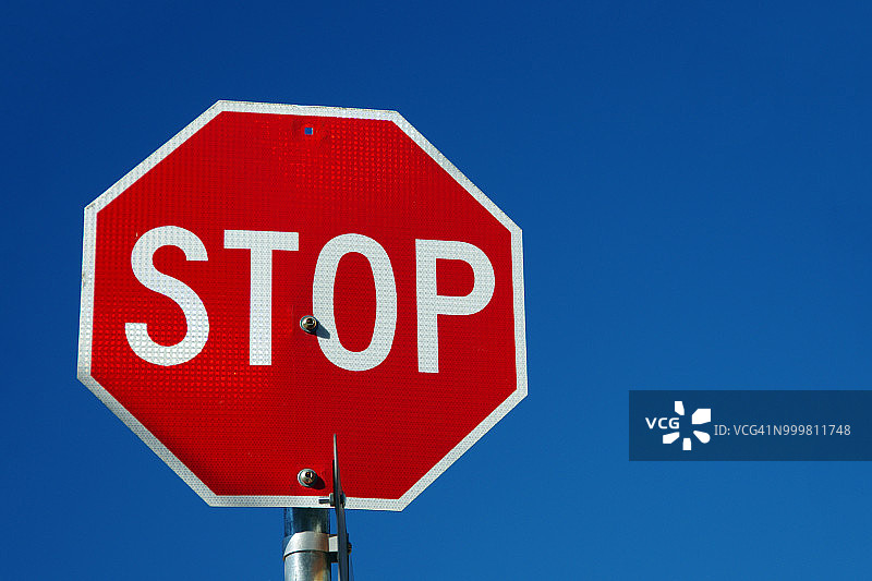 蓝天下的停止标志图片素材