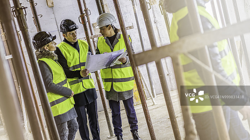 建筑工地上的会议图片素材