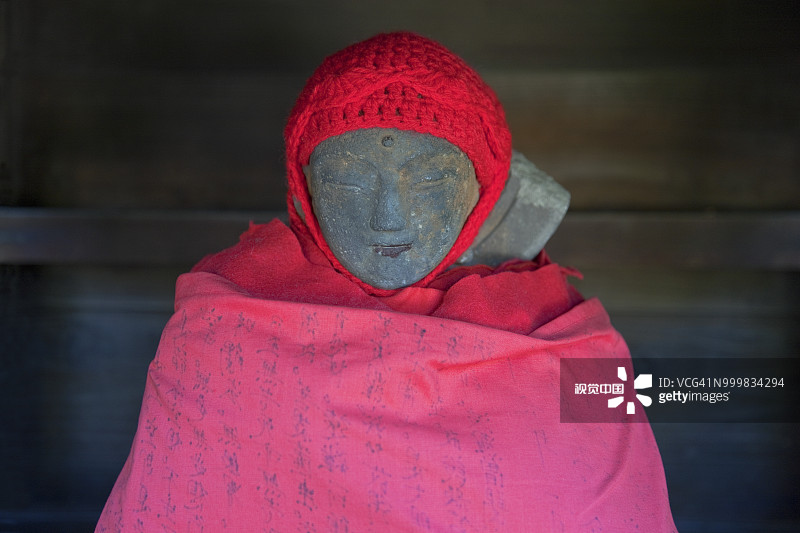 日本东京浅草寺的红色针织帽石头地藏雕像图片素材