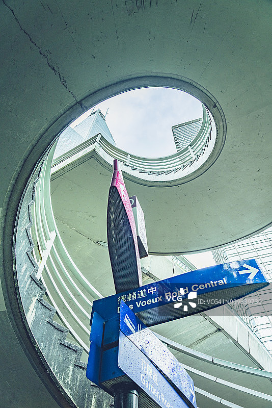 香港螺旋楼梯下的街道标志图片素材