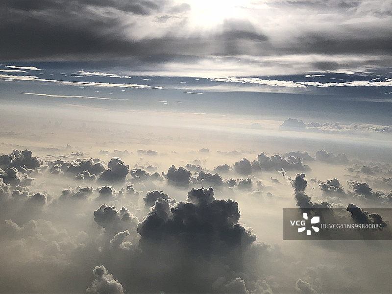 云端之上的壮丽景色图片素材