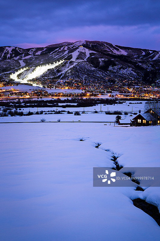 美国科罗拉多州黄昏时的蒸汽船泉图片素材