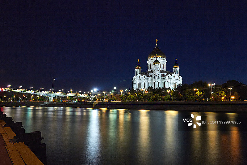 救世主大教堂、主教桥和莫斯科河的绚丽夜景图片素材