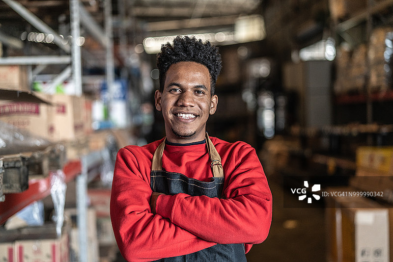 在仓库工作的男人图片素材