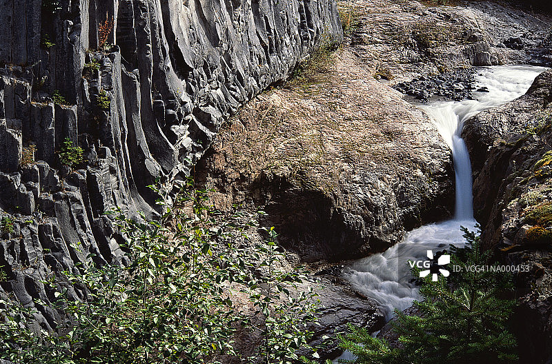 熔岩峡谷中的溪流图片素材