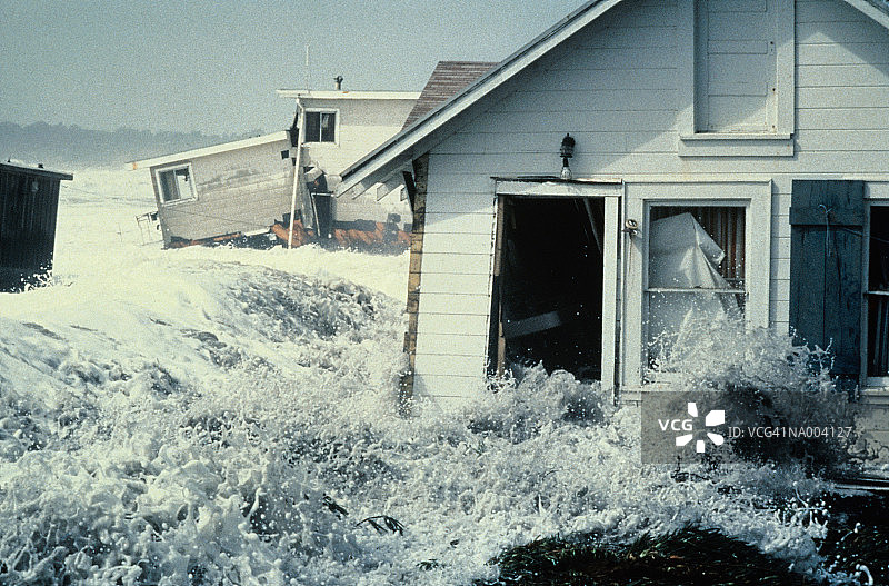 巨浪冲击房屋图片素材