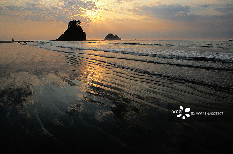 海滩和海上石柱，日落图片素材