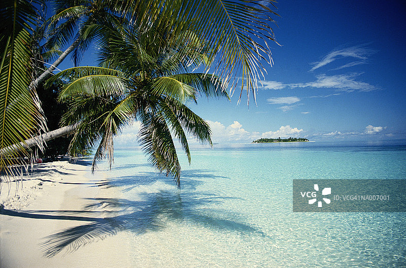 马尔代夫伊胡鲁岛热带海滩图片素材